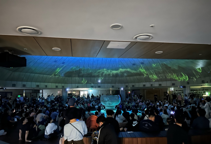 국립부여박물관 방문 관람객 관람모습 1