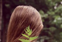 허리 통증 완화 요가: 건강한 척추를 위한 요가 동작 woman in black and white tank top with green leaf on her back