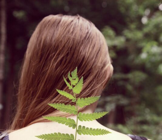 허리 통증 완화 요가: 건강한 척추를 위한 요가 동작 woman in black and white tank top with green leaf on her back