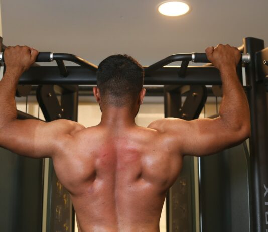 어깨 건강을 위한 운동, 자세 개선과 근력 강화에 효과적인 3가지 운동 topless man in black shorts sitting on black metal frame