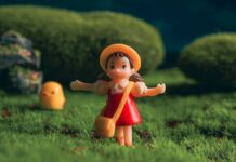 웹툰 등 연재물 저작권 등록 수수료 ↓…2회차부터 1만 원 a little girl is standing in the grass