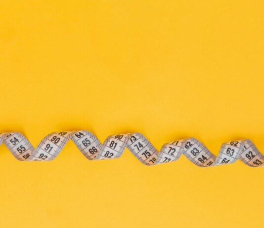 건강한 식단으로 콜레스테롤 낮추기 silver and black necklace on yellow textile