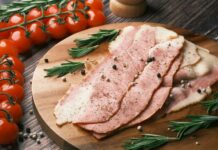 자가 면역 질환 환자를 위한 식단 raw meat on brown wooden chopping board