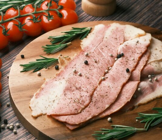 자가 면역 질환 환자를 위한 식단 raw meat on brown wooden chopping board