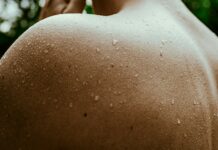 여름철 체내 독소 배출 방법 a close up of a person's skin