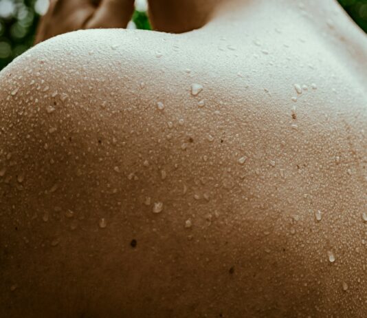 여름철 체내 독소 배출 방법 a close up of a person's skin