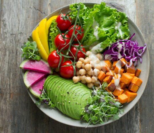 건강한 식사 습관으로 체중 유지하기 bowl of vegetable salads