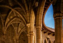 여름철 야외에서 안전하게 놀기 brown concrete pillars