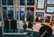 한여름 다이어트 성공을 위한 운동 루틴 소개 red and silver dumbbell on black surface