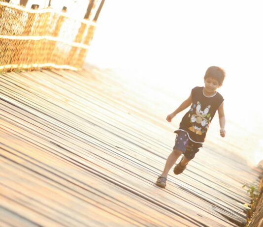 여름철 운동 중 발생할 수 있는 부상 예방법 boy walking on brown wooden bridge