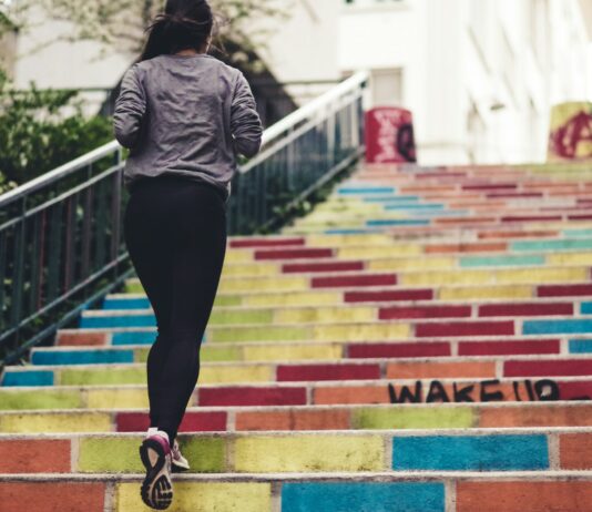 체지방 감소를 위한 운동과 식단의 조화 woman running upstair in room