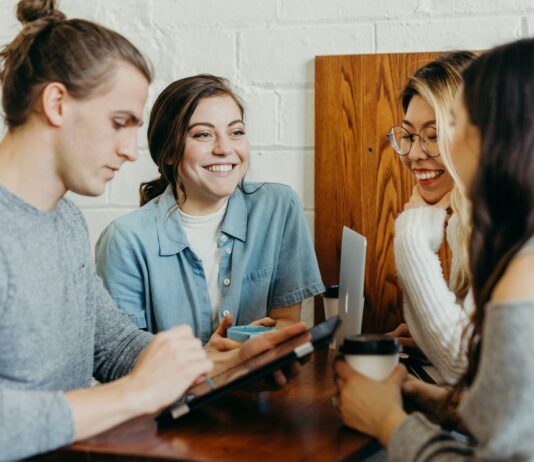 노화 방지를 위한 생활 습관: 건강하게 나이 드는 방법 A group of friends at a coffee shop