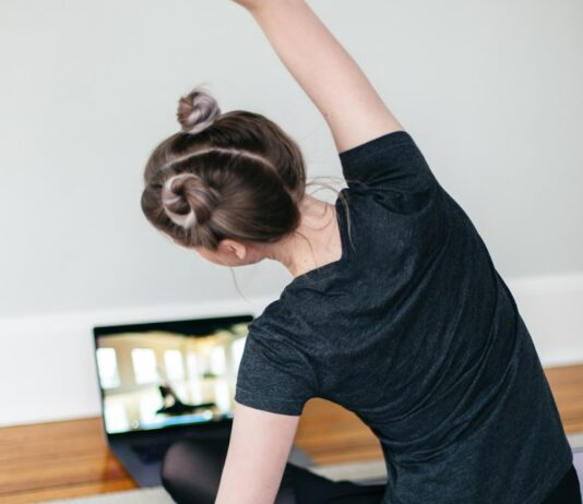 건강한 몸을 위한 운동 전 준비운동 필수 체크리스트 woman in black t-shirt and black pants lying on black yoga mat