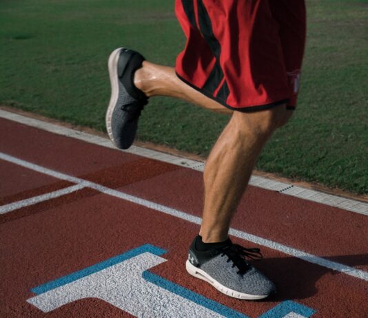 야외 운동과 건강한 식단으로 person running on tracking field