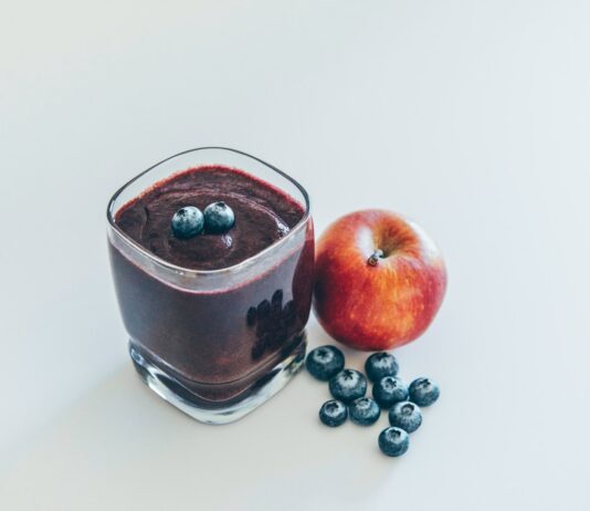 체중 관리의 황금기, 운동과 식단으로 다이어트 달성 red apple on white surface