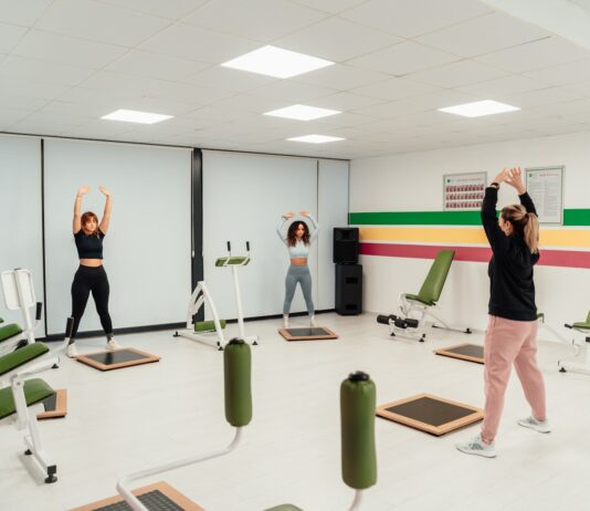 전문가가 추천하는 필라테스 강사 고르는 방법 a group of people doing exercises in a gym