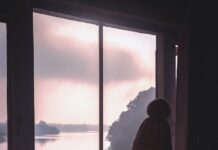 겨울철 감기 예방과 다이어트 성공을 동시에 a couple of people sitting on a bed looking out a window