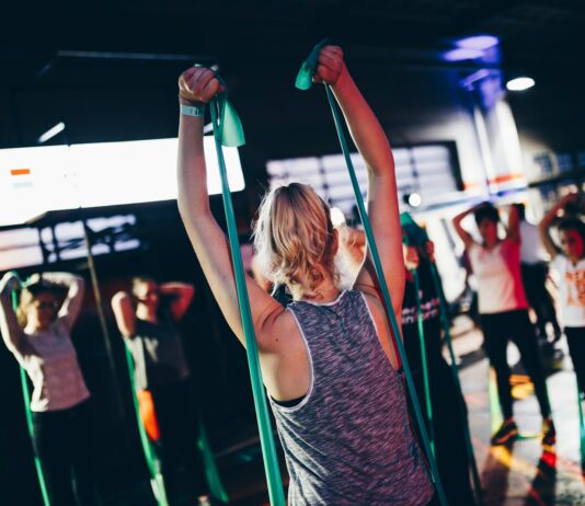 직장에서의 스트레스를 이겨내는 운동 팁 group of people in gym while exercising