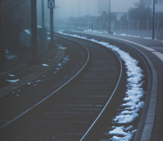 ‘철도르네상스시대’이제는 촘촘한 격자형 철도망으로! low light photography of train rails under foggy sky