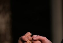 인간관계 장기간 지속되는 팁 person holding gold ring in dark room