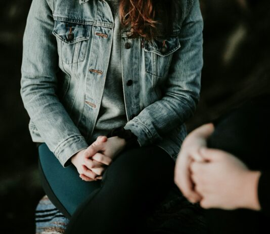 체중 감량과 정신적 안정의 관계, 외적변화가 가져오는 효과 woman wearing gray jacket