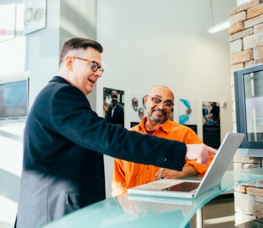 스탠딩 워크 루틴, 앉아 있는 시간을 줄이는 전략 unknown person using laptop