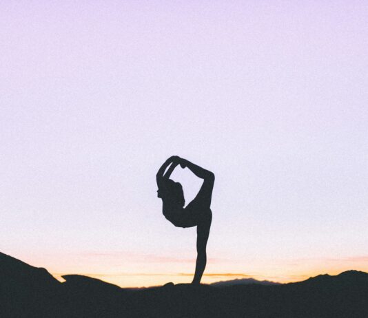 직장인들이 요가를 해야 하는 이유 woman standing with her one leg
