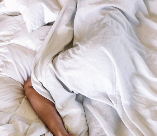 만성피로 증후군, 올바른 관리와 생활 습관으로 극복할 수 있다 woman covered with white blanket