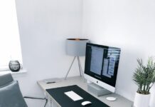 장시간 책상 앞 직장인, 건강 적신호…올바른 관리법은? gray leather office rolling armchair beside white wooden computer desk