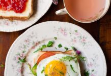 바쁜 직장인, 건강 챙기기 위한 실천 방법은? sunny-side up egg with bread beside fork