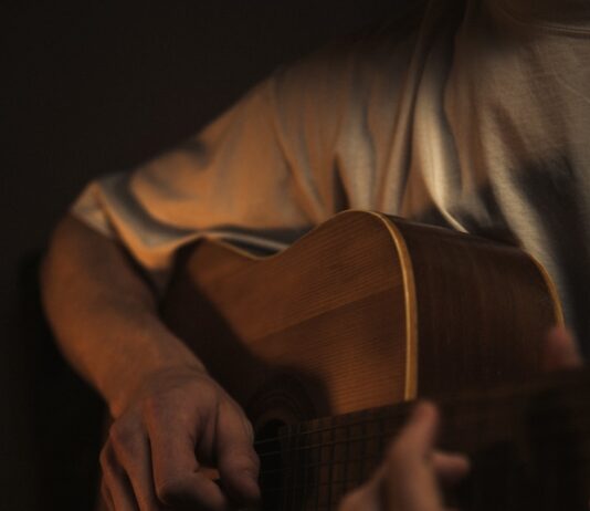 뇌건강, 작은 습관부터 지키면 평생 빛난다 a man playing a guitar in a dark room