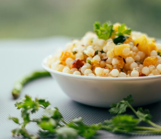 최신 식단 트렌드, 건강과 지속가능성을 모두 잡다 white ceramic bowl with green vegetable