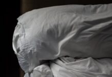 ‘슬리포노믹스’ 시대, 수면의 질이 성공의 열쇠로 떠오르다 a white pillow on a bed