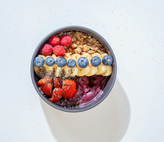 ‘Gut Health’의 재발견 — 장이 뇌를 지배한다 a bowl of cereal with milk and fruit