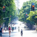 만성피로, 당신의 일상이 달라진다…실천 가능한 생활 루틴에 주목 a group of people riding bikes down a street