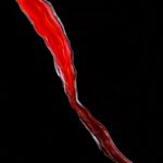 혈당의 역습, ‘무엇’을 먹느냐보다 ‘어떻게’ 먹느냐가 당신의 노화를 결정한다 red light on black background