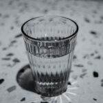“마시는 건강관리” 수분 섭취, 생활 속 작은 변화로 큰 효과 clear drinking glass on white and black textile