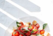 건강한 식단, 지속 가능한 한 끼 실천법이 대세 sliced tomato and green leaf vegetable on white ceramic plate