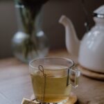 현대인의 새로운 건강 선택지, 대체요법 실생활 속으로 a cup of tea on a wooden table