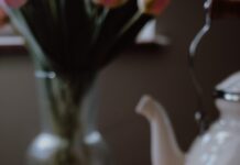 현대인의 새로운 건강 선택지, 대체요법 실생활 속으로 a cup of tea on a wooden table