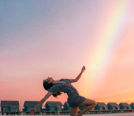 유연성이 없어도 춤출 수 있나요? : 댄스가 유연성을 만드는 과정 woman standing on dock
