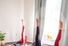 필라테스, 집에서도 손쉽게! 건강 트렌드로 자리매김 Three women doing bridge pose yoga