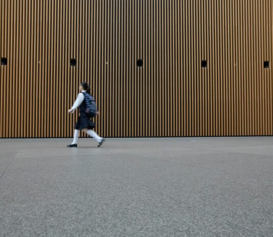 일상 속에 스며드는 웰니스 문화, 건강 트렌드와 실천법 woman in uniform walkin on gray concrete pavement during daytime