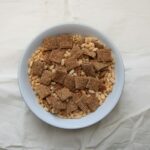바쁜 직장인을 위한 건강 트렌드, 일상 속 작은 실천에서 시작한다 a white bowl filled with cereal on top of a white table