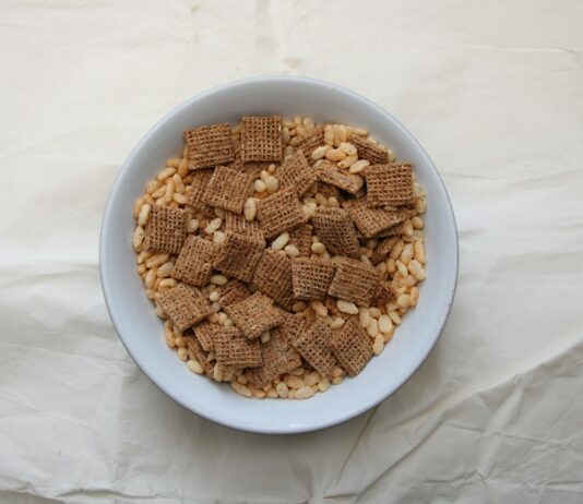 바쁜 직장인을 위한 건강 트렌드, 일상 속 작은 실천에서 시작한다 a white bowl filled with cereal on top of a white table
