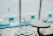 오랫동안 앉아있는 직장인, 소소한 생활 습관이 건강 지킨다 clear plastic disposable cup on top of black surface