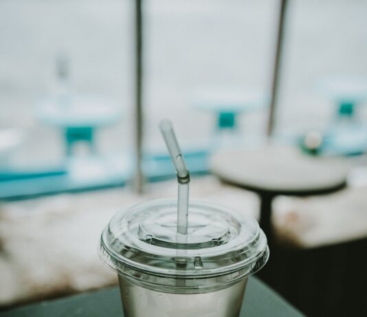 오랫동안 앉아있는 직장인, 소소한 생활 습관이 건강 지킨다 clear plastic disposable cup on top of black surface