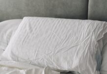 당신의 잠, 더 깊고 달게 자는 신 트렌드…한국인의 ‘슬리핑 루틴’ 바꾸는 비결 A rumpled white duvet and pillows on a bed.