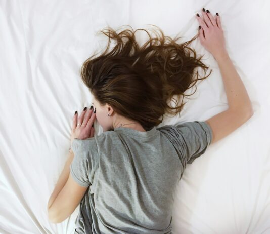 “잠이 보약” 다시 부상…수면 건강 챙기는 실천법 주목 woman laying on bed