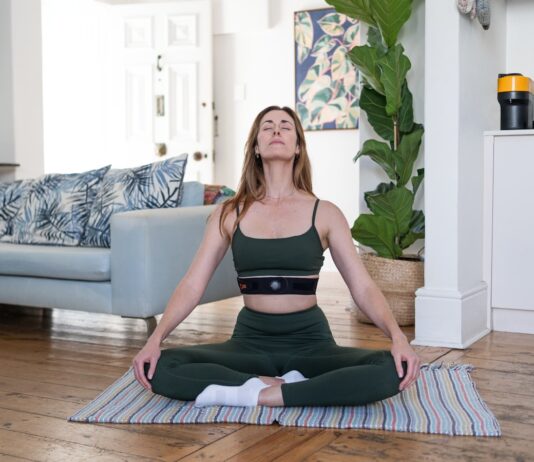 몸과 마음을 위한 대체요법, 일상에 자연스럽게 녹이다 a woman sitting on a yoga mat in a living room